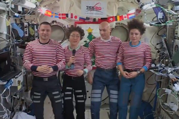 Gli auguri in orbita di Luca Parmitano