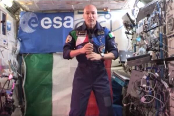 Luca Parmitano dallo spazio: “Il futuro è dei nostri figli”