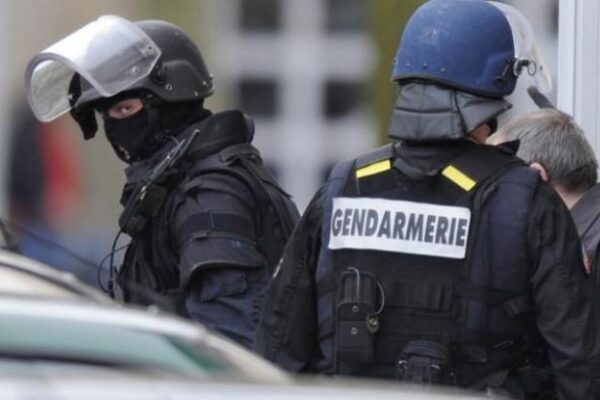 Parigi, minaccia agenti di polizia con un coltello: ucciso