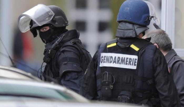 Parigi, minaccia agenti di polizia con un coltello: ucciso