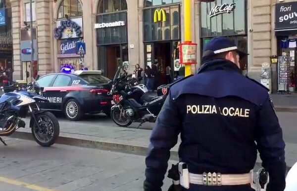 Picchia la compagna 18enne incinta per strada: lei aveva tentato il suicidio Picchia la compagna 18enne incinta per strada: lei aveva tentato il suicidio