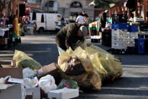 Povertà, in Italia 12 milioni a rischio: cresce ancora la diseguaglianza