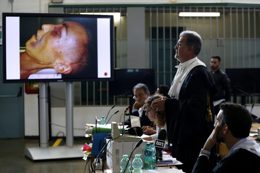 Caso Cucchi, due carabinieri imputati per i depistaggi chiedono di costituirsi parte civile contro i colleghi: “Abbiamo eseguito ordini”