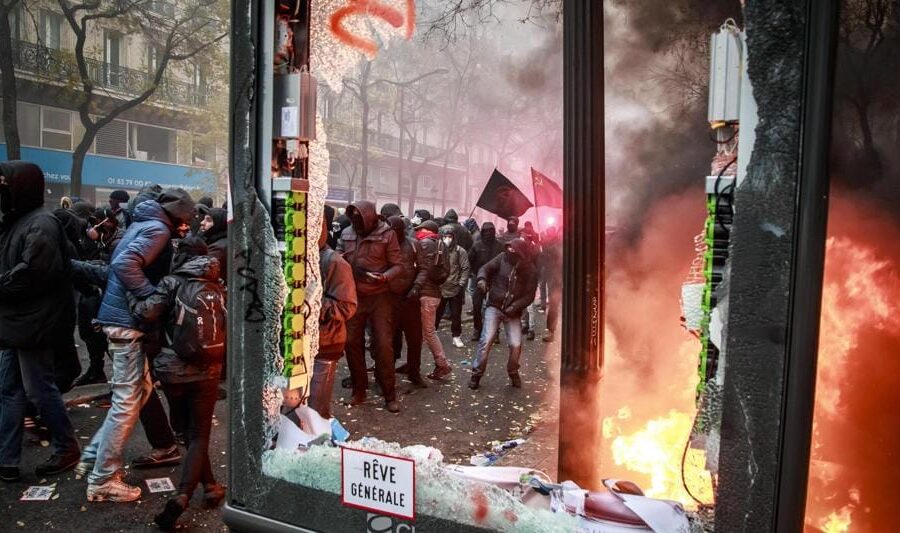 Francia in piazza contro la riforma delle pensioni, manomessa la rete elettrica: 90mila case al buio