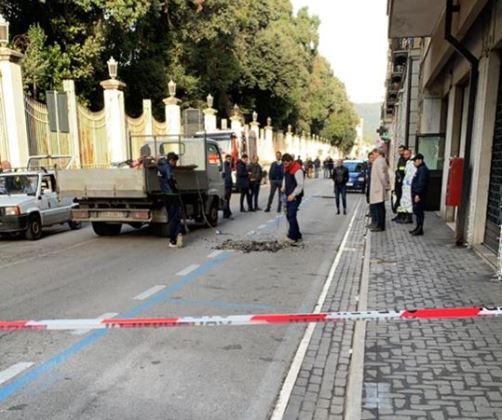 Colpo da film alle Poste in pieno centro, rapinatori in fuga dalle fogne