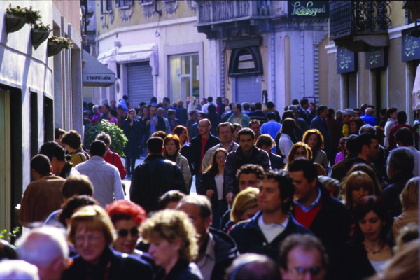 Rapporto Censis, italiani senza fiducia vogliono “l’uomo forte al potere”