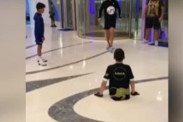 Ronaldo palleggia col bimbo disabile: il video commuove il web