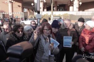 Torino, rosario per Salvini a processo: ‘fedeli’ pregano davanti al tribunale