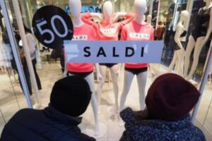 Saldi invernali, sconti a partire dal 2 gennaio: il calendario con tutte le regioni