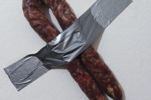 Dal Molise la risposta a Cattelan: salsiccia al posto della banana