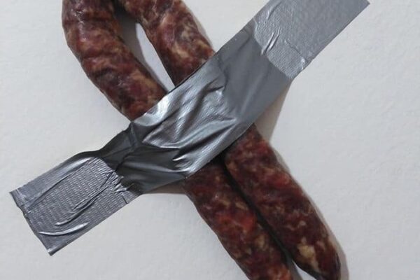 Dal Molise la risposta a Cattelan: salsiccia al posto della banana