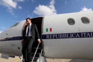 Salvini indagato: nel mirino 35 voli di Stato, ipotesi abuso di ufficio