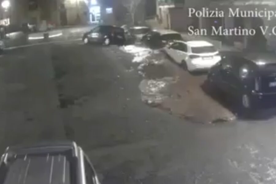 Avellino, il torrente esonda e solleva la piazza spazzando via tutto