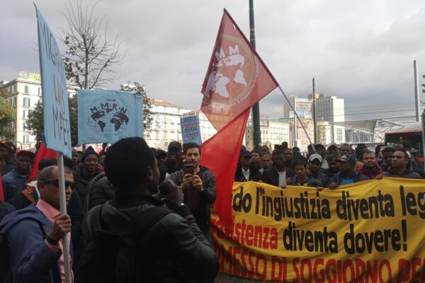 Napoli, 200 ‘sardine nere’: in piazza migranti e rifugiati