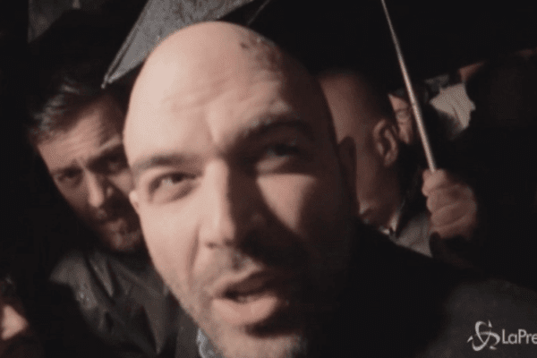 La sardina Saviano : “Rischio deriva autoritaria, qui gli anticorpi alla Lega” La sardina Saviano : “Rischio deriva autoritaria, qui gli anticorpi alla Lega”