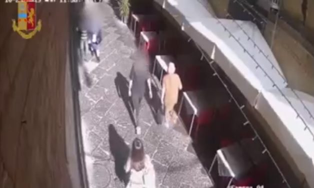 Anziana scippata e scaraventata a terra: braccio fratturato, colpo da 20 euro