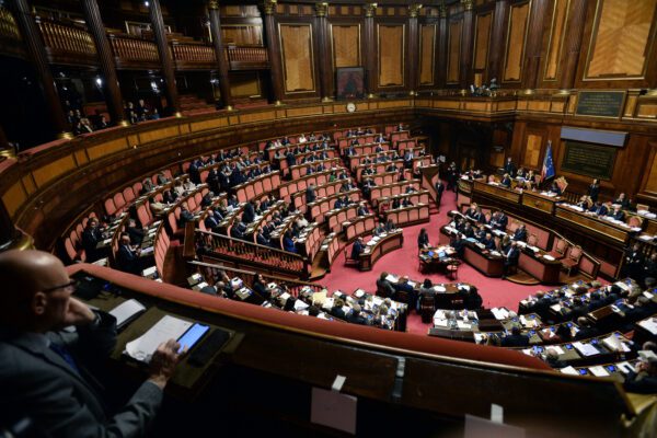 Manovra, sì del Senato alla fiducia. Bagarre in aula sulla cannabis
