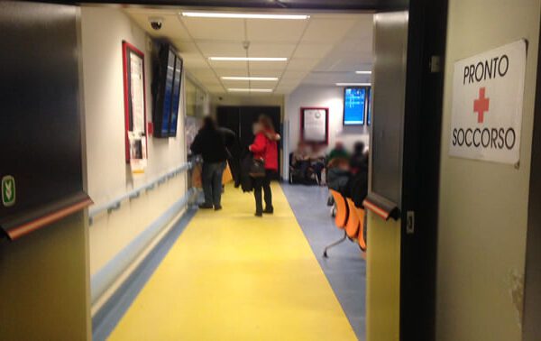 Insulti razzisti a madre che perde figlia, la denuncia della sardina e la lettera del sindaco leghista