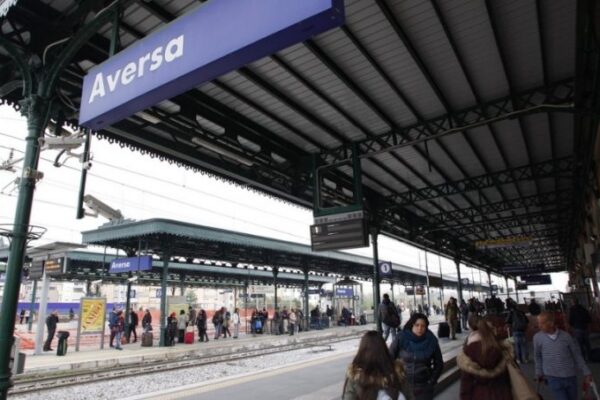 Poliziotti eroi salvano uomo dal suicidio alla stazione