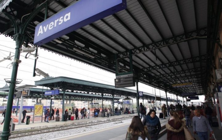 Poliziotti eroi salvano uomo dal suicidio alla stazione