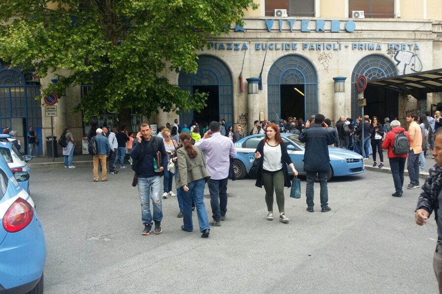 Roma, spari nella metro Flaminio: soldatessa trovata morta nei bagni