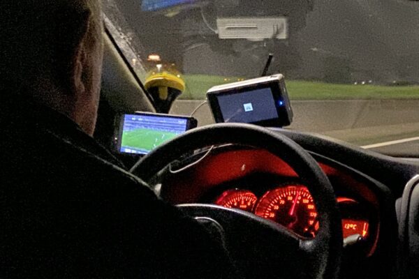 Tassista-tifoso, a 110 all’ora mentre guarda la partita della Roma