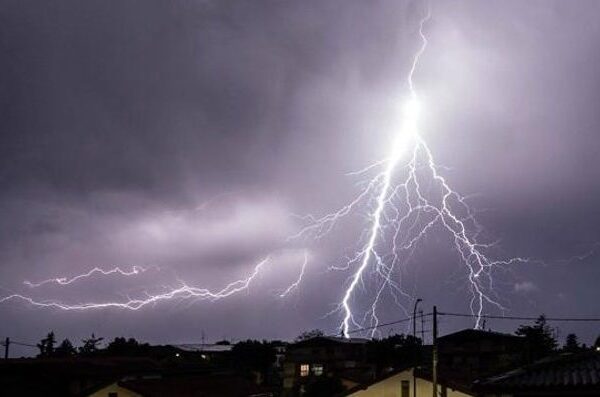 Maltempo a Napoli, il sindaco de Magistris chiude la scuole