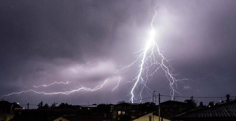 Maltempo a Napoli, il sindaco de Magistris chiude la scuole