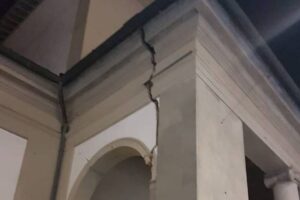 Terremoto in Toscana, scossa di magnitudo 4.5: edifici lesionati e gente in strada