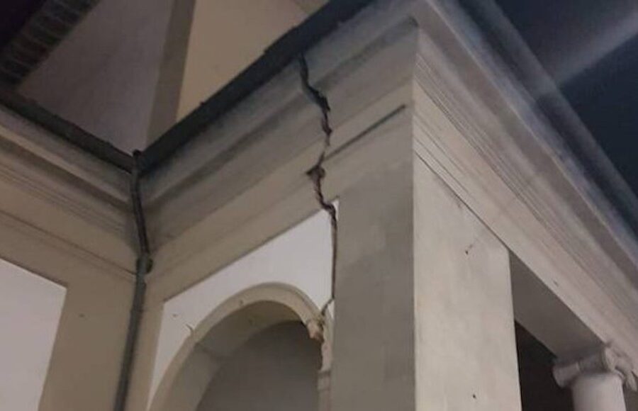 Terremoto in Toscana, scossa di magnitudo 4.5: edifici lesionati e gente in strada