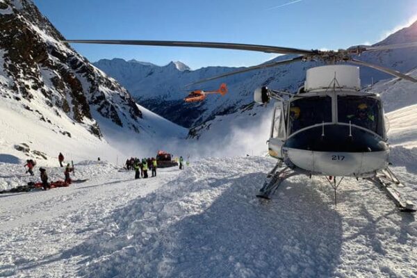 Valanga travolge sciatori in Val Senales: morte mamma e figlia e un’altra bambina Valanga travolge sciatori in Val Senales: morte mamma e figlia e un’altra bambina