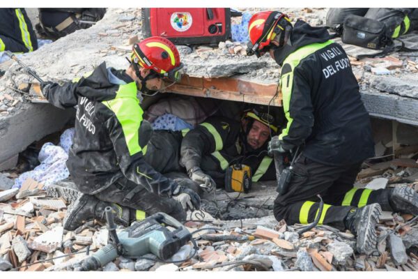 Terremoto Albania, rientro da eroi per vigili del fuoco italiani