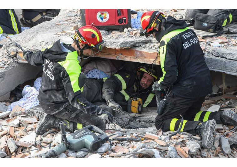 Terremoto Albania, rientro da eroi per vigili del fuoco italiani