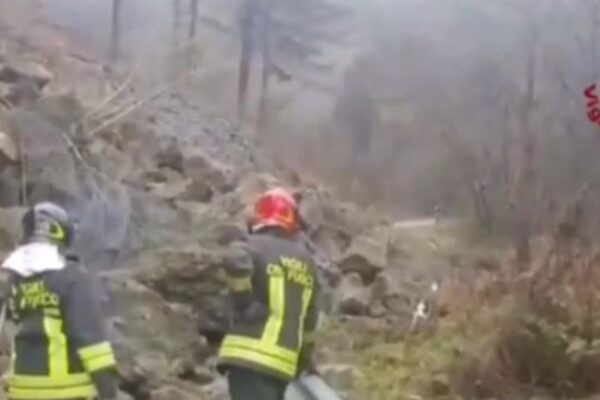 Maltempo, si stacca una frana nel Pavese