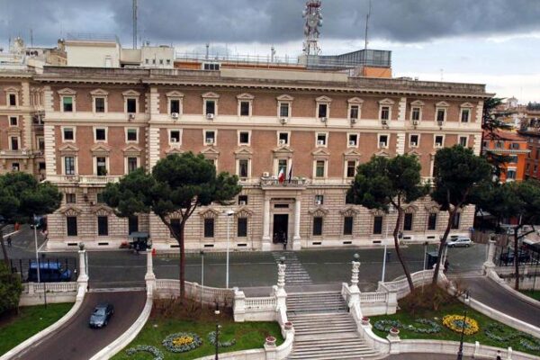 Intercettato pacco bomba destinato al Viminale: “Poteva uccidere”