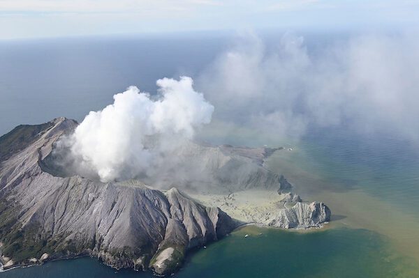Nuova Zelanda, l’eruzione del vulcano sorprende i turisti: 5 morti