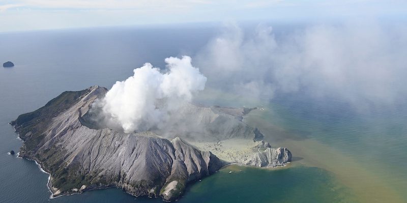 Nuova Zelanda, l’eruzione del vulcano sorprende i turisti: 5 morti
