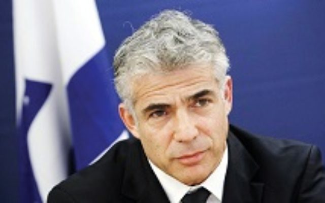 Israele, intervista a Lapid: “Netanyahu aizza la piazza per salvare se stesso”