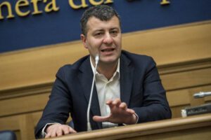 Raid nazi contro Arturo Scotto, pugni in faccia all’ex deputato