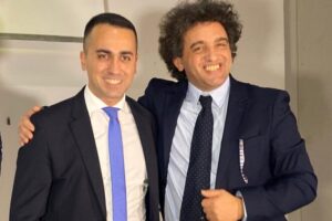 I grillini lo scaricano ma i social sono con lui: la vicenda del professor Aiello