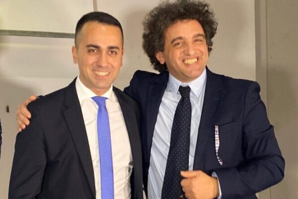 I grillini lo scaricano ma i social sono con lui: la vicenda del professor Aiello