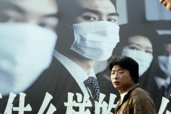 Prima vittima in Cina, che cos’è la polmonite Sars scoperta dal medico italiano Carlo Urbani