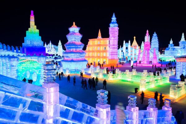 Cina, matrimonio collettivo nella città del ghiaccio di Harbin