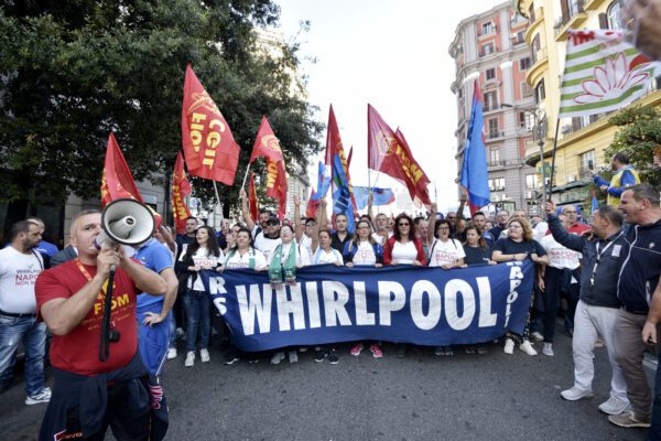 Vertenza Whirlpool, il ministero la ignora da due mesi e ora bisogna ripartire da zero
