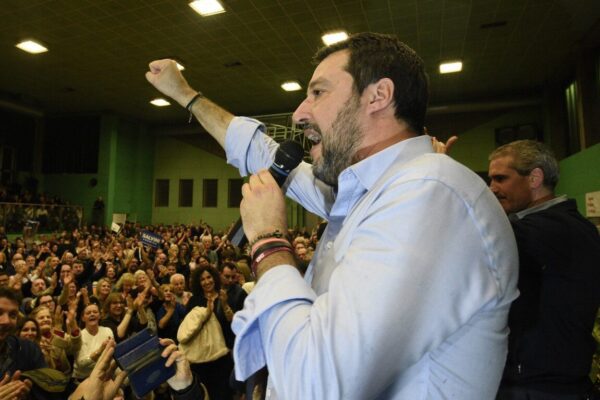 Condanna penale per cori razzisti, Salvini risponde: “Se pensano di fermarmi con i tribunali, si sbagliano”