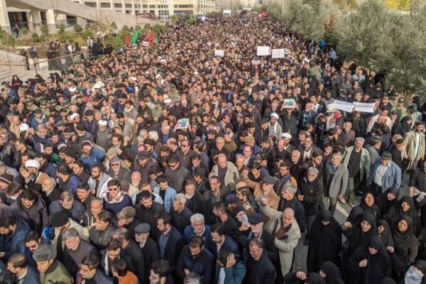 In migliaia ai funerali di Soleimani al grido “Morte all’America”