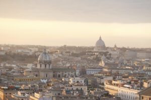 Smog estremo, scattano i divieti di circolazione nelle grandi città italiane Smog estremo, scattano i divieti di circolazione nelle grandi città italiane