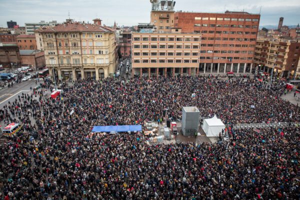 Sardine a Bologna: “Siamo 40mila, è la svolta”