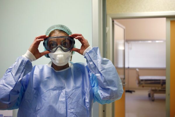 Coronavirus, primo bambino contagiato. In Italia test su piccola di 3 anni