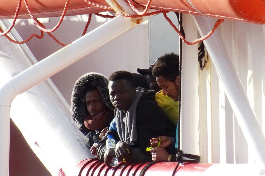 Migranti, Pd è per accoglienza ma ha paura di farli sbarcare